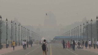 V indickém Dillí nasadili na silný smog umělý déšť